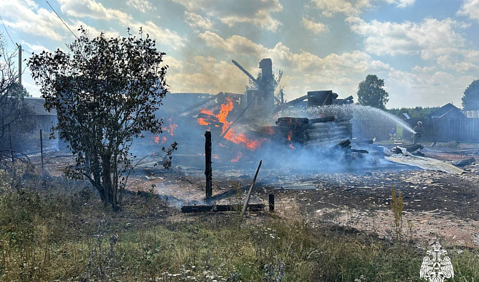 Огнеборцы потушили пожар в двухквартирном жилом доме в Тверской области