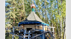 На куполе часовни Николая Чудотворца в Тверской области установили и освятили крест