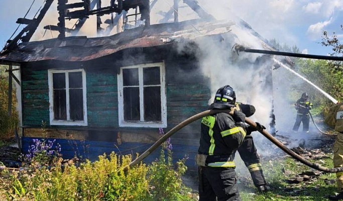 В Бежецке сгорел дачный дом