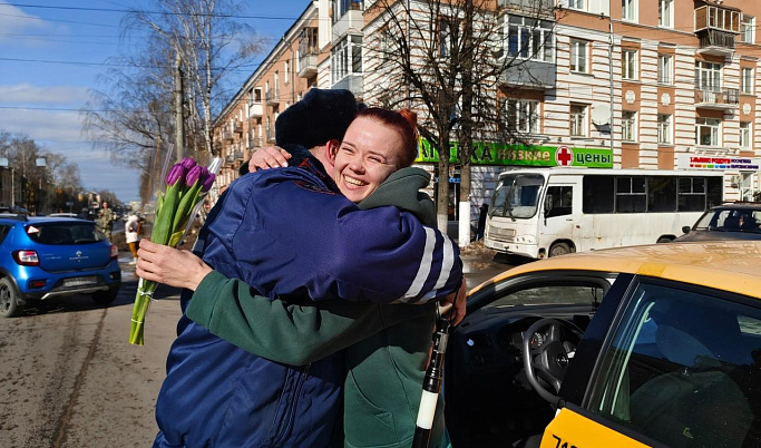 В Тверской области сотрудники ГИБДД дарили женщинам-автомобилистам цветы
