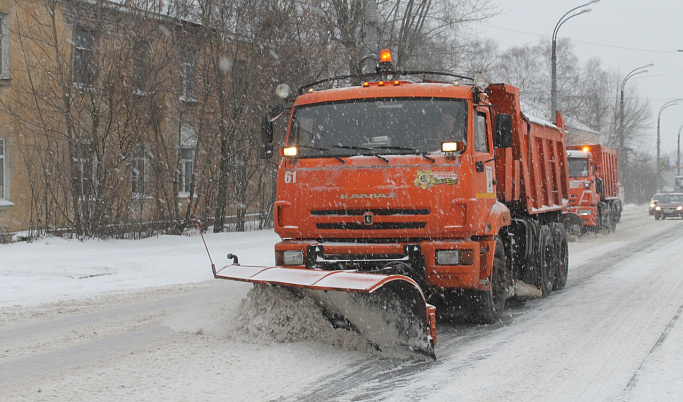Дорожные службы продолжают уборку снега на улицах Твери