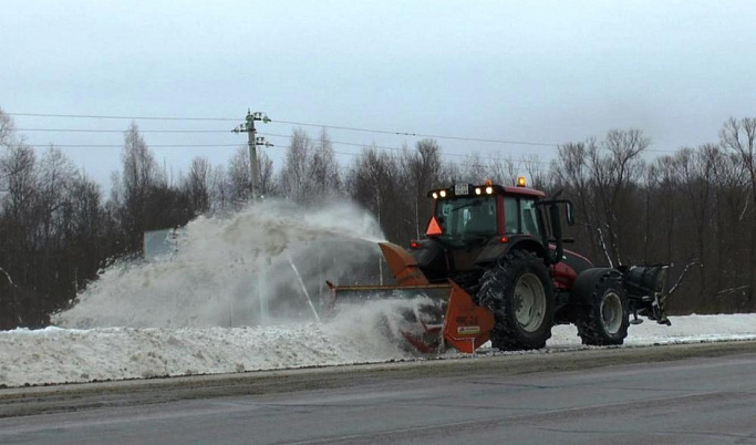 Дороги Тверской области от снега чистят больше 300 спецмашин