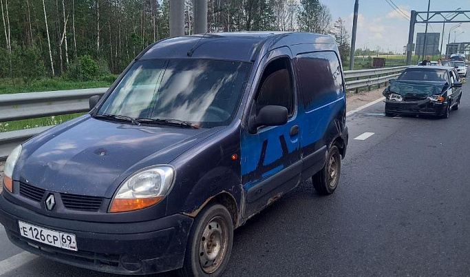 На трассе в Тверской области ВАЗ «догнал» иномарку, есть пострадавшие