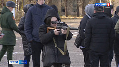 Школьников и студентов Тверской области знакомят с армейскими буднями
