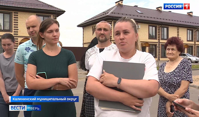 Жители деревни в Тверской области жалуются на зловонный запах из канализации 