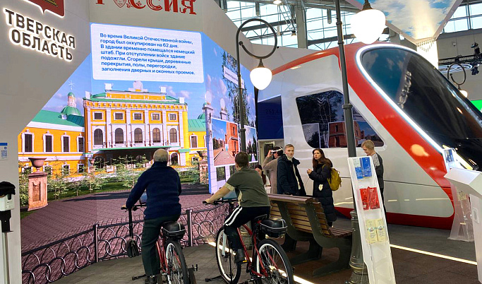 500 человек ежедневно пробуют себя в роли машиниста электропоезда «Иволга 3.0» на стенде Тверской области на ВДНХ