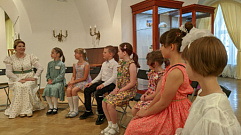 В Тверской областной картинной галерее детей знакомят с правилами дворцового этикета