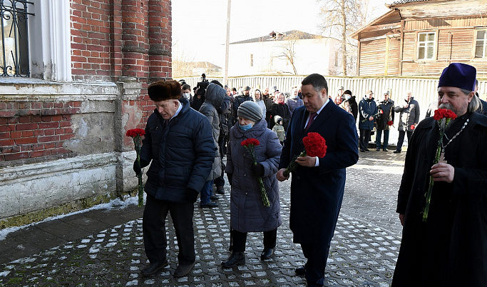 В Ржеве Игорь Руденя возложил цветы к мемориальной доске в Покровском храме