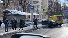 В Твери после столкновения два автомобиля оказались на тротуаре 