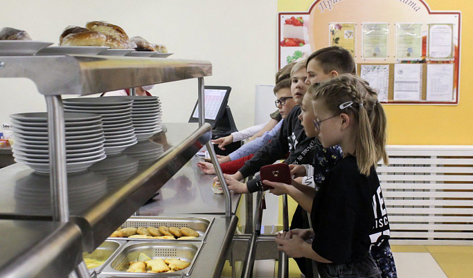 Более 16 тысяч школьников Тверской области из семей с невысокими доходами получают бесплатное питание в школах