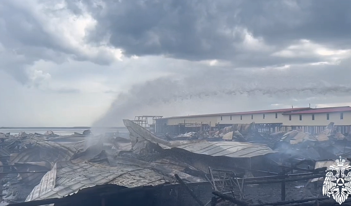 В Тверской области на лодочной станции ликвидировали крупный пожар