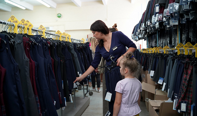 Детям из многодетных семей Тверской области продолжают выдавать школьную форму 