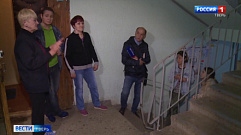Жители многоэтажного дома в Твери жалуются на «водопад» в подъезде 
