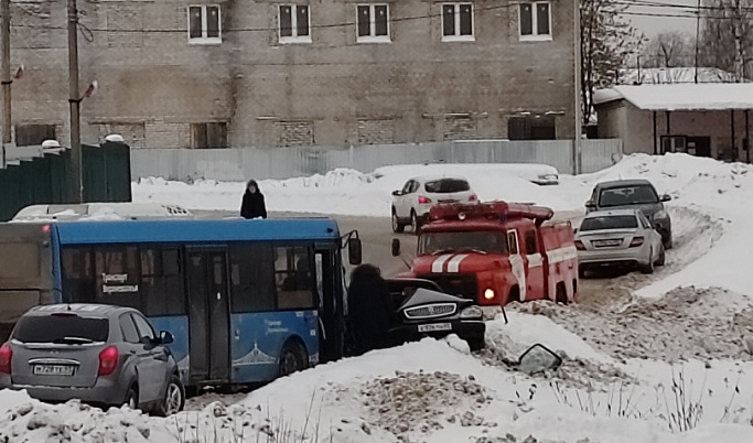 4 человека пострадали в аварии с автобусом и «Волгой» в Конаково
