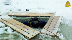 В сети появилось видео погружения водолаза под лёд Волги в Твери
