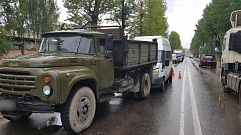 Микроавтобус врезался в грузовик в Твери