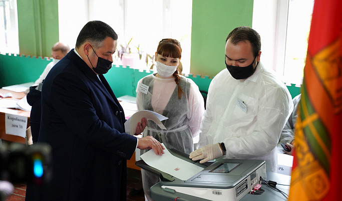 Игорь Руденя проголосовал на избирательном участке в тверской школе № 14 