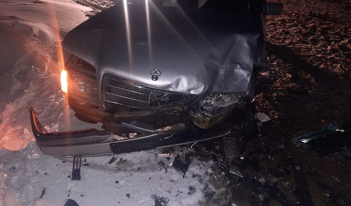 В Тверской области ВАЗ протаранил Mercedes, один человек пострадал