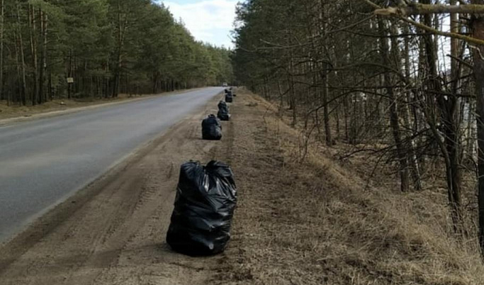 Жительница Тверской области собрала 20 мешков мусора с одной обочины 