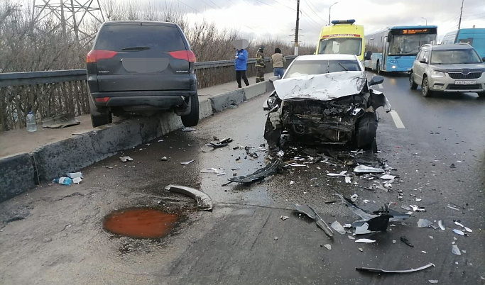 В Твери внедорожник чуть не вылетел с Южного моста