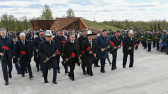 Президент Киргизской Республики возложил цветы к Ржевскому мемориалу Советскому солдату
