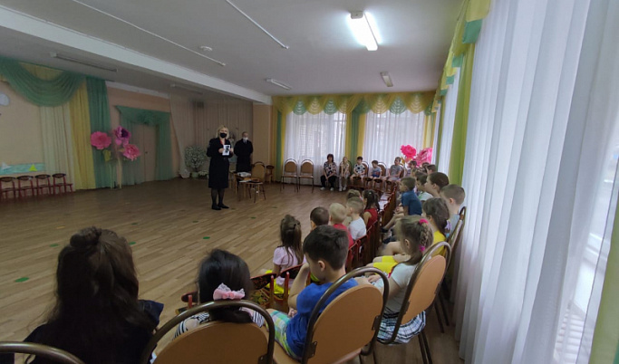 В Тверской области провели профилактическое занятие по безопасности дорожного движения для учащихся детского сада