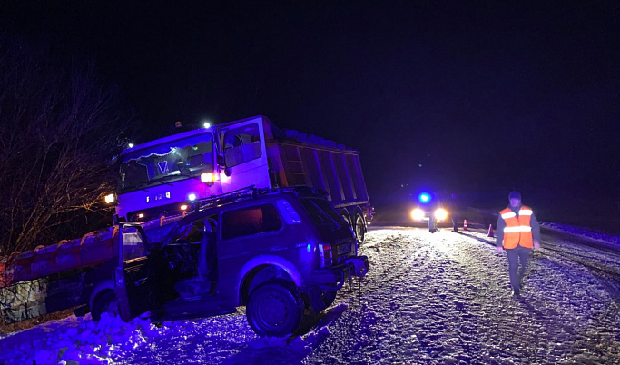 В Тверской области «ВАЗ» врезался в снегоуборочный автомобиль, пострадали три человека