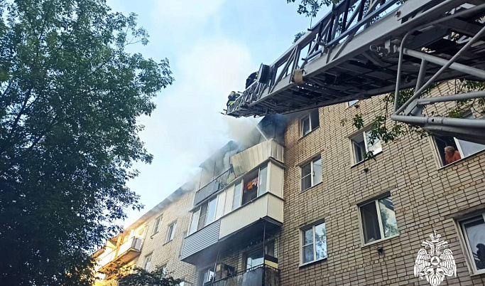 Спасатели эвакуировали 20 человек из горящего дома