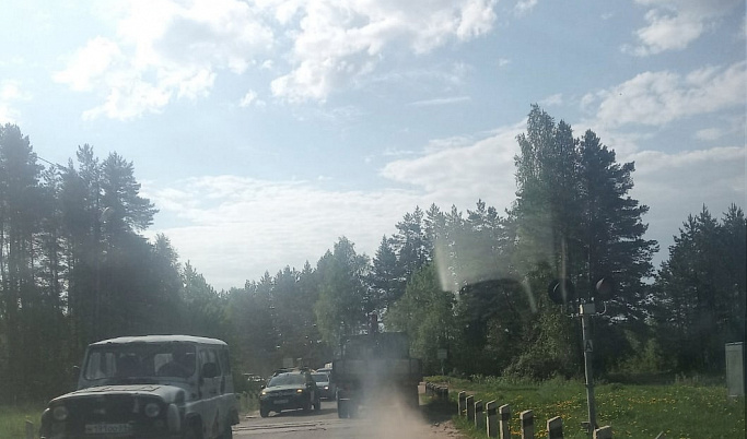 В Тверской области светофор уже три дня перекрывает дорогу 