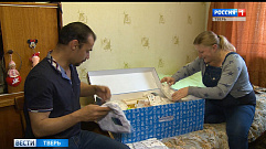 Семьям Тверской области вручили почти 900 наборов для новорождённых