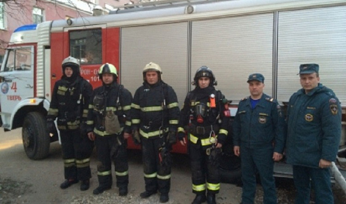Спасатели эвакуировали 4 человек из горящей пиццерии в Твери