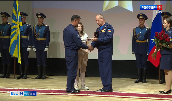 В Твери наградили тверской экипаж, который в небе под Иваново увел падающий ИЛ-76