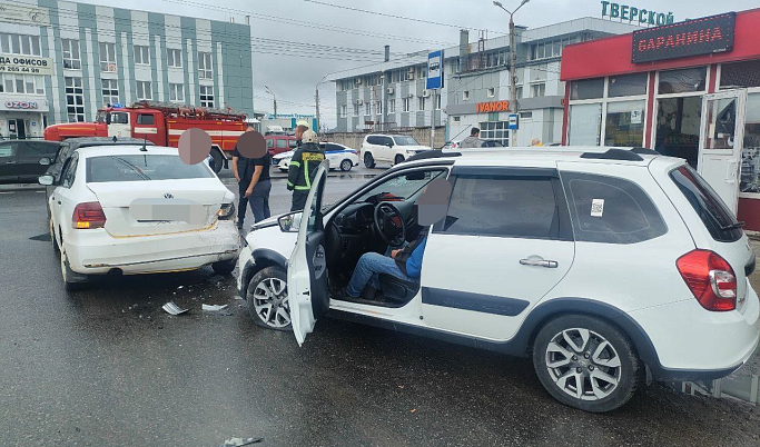 В Твери пьяный водитель совершил массовое ДТП