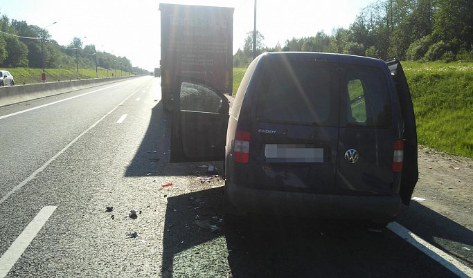 Водитель Volkswagen погиб после столкновения с грузовиком под Тверью