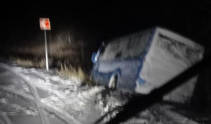 Пассажирский автобус съехал в кювет в Тверской области