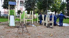 В парках Твери устанавливают новые детские игровые комплексы