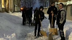 В Бежецке ученики помогли в расчистке снега на территории школы