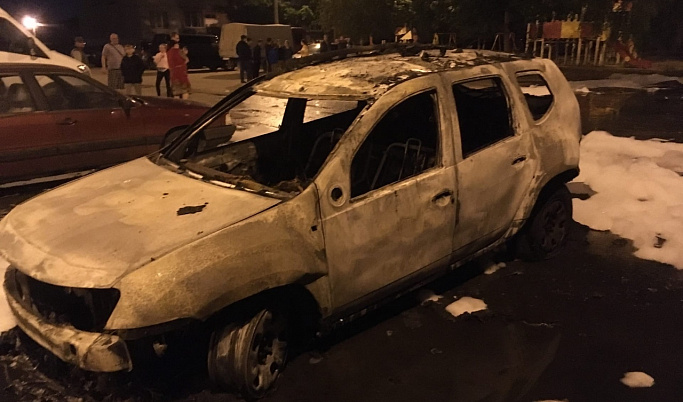 Ночью в Твери огонь повредил семь автомобилей