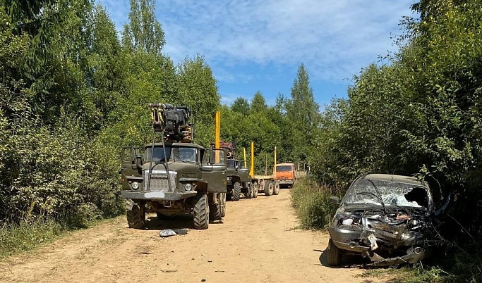 В Тверской области Chevrolet Niva попал под лесовоз
