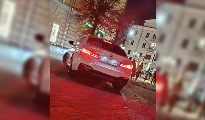 Иномарка каталась по пешеходной зоне Трёхсвятской улицы в Твери