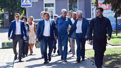 Игорь Руденя и Владимир Васильев посетили в Бердянске объекты социальной сферы и пообщались с местными жителями