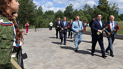Игорь Руденя посетил отреставрированный мемориал в деревне Ксты Пеновского района