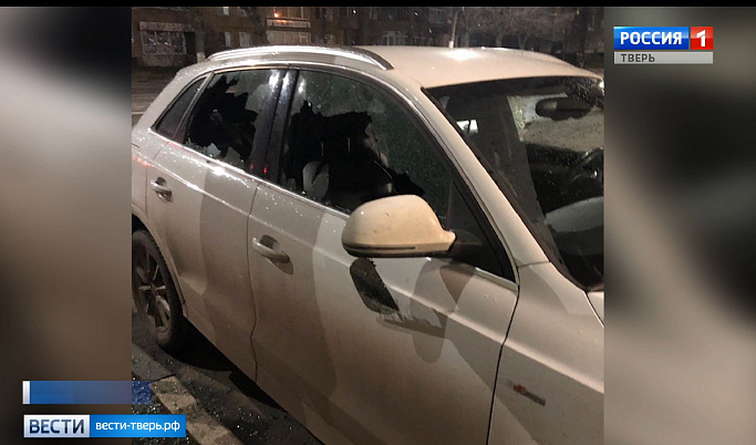 В Твери неизвестные разбили окна автомобиля Арсена Агамаляна