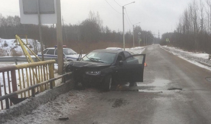 Иномарка протаранила ограждение моста в Конаково