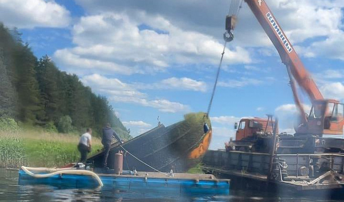 В Тверской области со дна озера подняли 35-метровую старую баржу