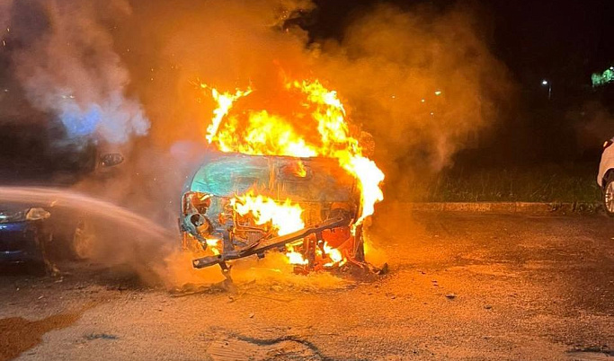 Ночью в Твери сгорел автомобиль «Мицубиси»
