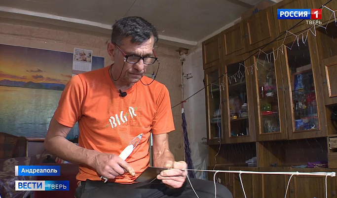 Семейное ремесло с вековой историей: житель Андреапольского района плетет рыболовные сети 