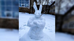В одном из дворов Тверской области появился снежный заяц
