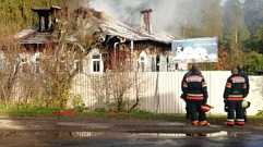 На территории питомника алабаев в Конаково сгорел столетний дом