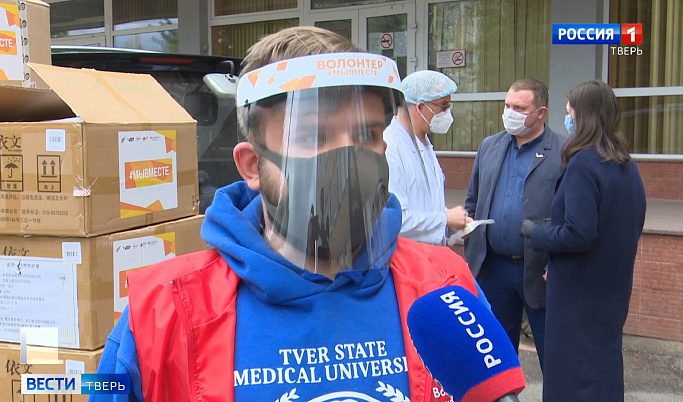 В Твери волонтеры доставили медикам защитные костюмы и респираторы